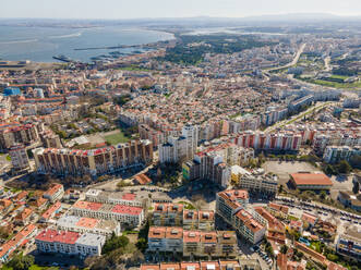 Luftaufnahme des Wohnviertels Almada außerhalb des Stadtzentrums von Lissabon, Setubal, Portugal. - AAEF09956