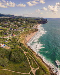 Luftaufnahme von Praia das Macas, einem touristischen Strand an der südportugiesischen Küste mit Blick auf den Nordatlantik, Colares, Portugal. - AAEF09958