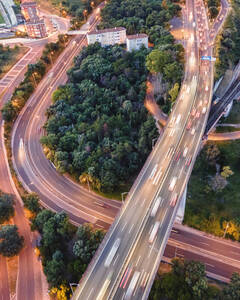 Luftaufnahme von Fahrzeugen auf der Autobahn in Lissabon bei Sonnenuntergang, Alc√¢ntara, Lissabon, Portugal. - AAEF09971