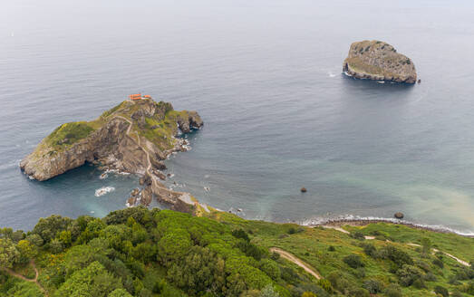 Luftaufnahme des Drachensteins aus Game of Thrones, Gaztelugatxe, Spanien. - AAEF09980