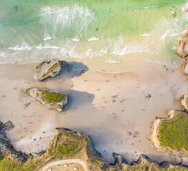 Luftaufnahme von Praia de Catedrais bei Sonnenuntergang, Galicien, Spanien. - AAEF09981