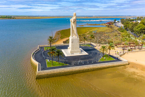 Luftaufnahme einer Statue, des Monumento a la Fe Descubridora, die den Glauben symbolisiert, der Kolumbus nach Amerika führte, am Fluss Rio Tinto in Huelva, Spanien. - AAEF10005