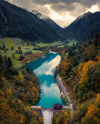 Luftaufnahme des Klamsees, mit türkisem Wasser und kleinem Wasserfall, Kaprun, Salzburg, Österreich - AAEF10014