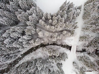 Luftaufnahme eines Flusses und eines verschneiten Wanderwegs im Winter, Wallis, Schweiz. - AAEF10029
