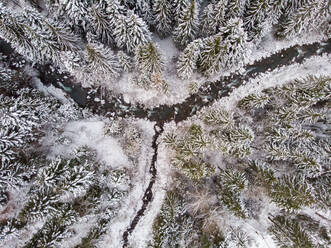 Luftaufnahme eines Flusses und eines verschneiten Wanderwegs im Winter, Wallis, Schweiz. - AAEF10030
