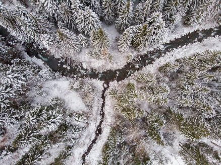 Luftaufnahme eines Flusses und eines verschneiten Wanderwegs im Winter, Wallis, Schweiz. - AAEF10030