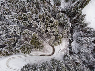 Luftaufnahme eines Flusses und eines verschneiten Wanderwegs im Winter, Wallis, Schweiz. - AAEF10031