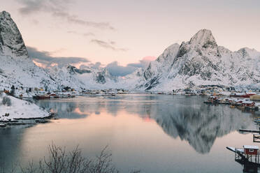 Von oberhalb der Häuser der Stadt in der Nähe des hohen Hügels an der Küste des Sees im Winter in Arctic Island - ADSF27512