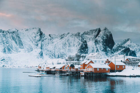 Von oberhalb der Häuser der Stadt in der Nähe des hohen Hügels an der Küste des Sees im Winter in Arctic Island - ADSF27526