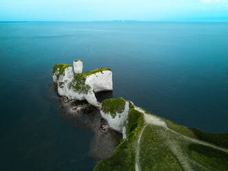 Luftaufnahme des Wahrzeichens Old Harry Rocks und seiner weißen Kreidefelsen in Studland, Dorset, Vereinigtes Königreich. - AAEF10035