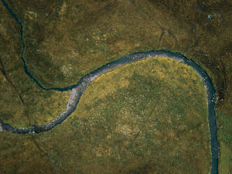 Luftaufnahme des kleinen Flusses Cluanie, der durch die Wiesen des Tals in der Nähe von Inverness, Highlands, Schottland, fließt. - AAEF10045