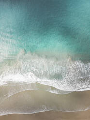 Luftaufnahme eines leeren Strandes, Cooloola Aera, Queensland, Australien, aus der Vogelperspektive. - AAEF10083