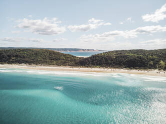 Luftaufnahme von Double Island Point mit dem farbigen Sand von Rainbow Beach in der Ferne, Queensland, Australien. - AAEF10086