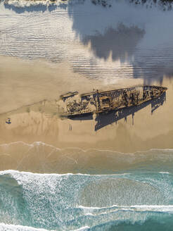 Luftaufnahme des an den Strand gespülten Maheno-Schiffswracks, Fraser Island, Queensland, Australien, aus der Vogelperspektive. - AAEF10090