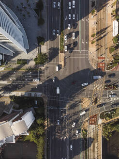 Luftaufnahme einer Kreuzung in Gold Coast, Queensland, Australien, aus der Vogelperspektive. - AAEF10096