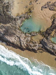 Luftaufnahme von zwei Personen, die in den Champagne Pools, Fraser Island, Australien, schwimmen, Perspektive von oben. - AAEF10099