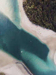 Luftaufnahme des Tallebudgera Creek mit Menschen, die am Strand ein Sonnenbad nehmen, Gold Coast, Queensland, Australien. - AAEF10102