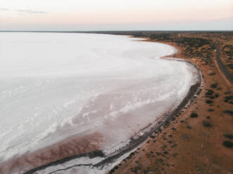 Luftaufnahme eines Salzsees namens Lake Hart, South Australia, Australien. - AAEF10107