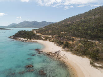 Luftaufnahme eines Strandes in Hideaway Bay, Queensland, Australien. - AAEF10121