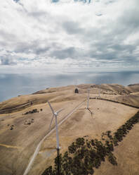 Luftaufnahme von Windturbinen auf dem Hügel der Starfish Hill Wind Farm an der Küste des St. Vincent Gulf in der Region South Australia, Australien. - AAEF10129