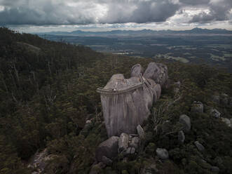 Luftaufnahme von zwei Personen auf dem Granite Skywalk, Castle Rock, Porongurup National Park Western Australia, Australien. - AAEF10138