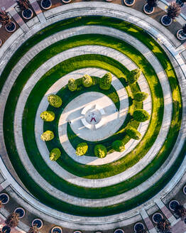 Luftaufnahme der hypnotisierenden geometrischen Linien des Parks von Krasnodar von oben mit einem liegenden Mann in der Mitte dieser Konstruktion, Krasnodar, Russland - AAEF10154