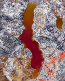 Luftaufnahme der Marslandschaft der industriellen Produktion von feuerfestem Ton mit einem rot gefärbten Wasserreservoir, Bogdanowitsch, Swerdlowskaja Oblast, Russland. - AAEF10161