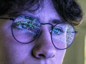 Jugendlicher mit grafischer Reflexion auf der Brille - ABRF00905