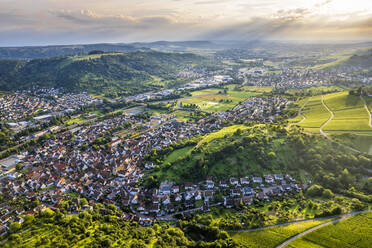 Sonnenuntergang über dem Stadtbild in der Nähe des Waldes - STSF03013