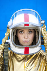 Frau im Astronautenkostüm mit Weltraumhelm - DAMF00851