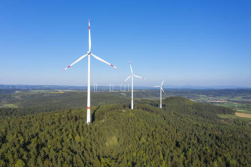 Drohnenansicht eines Waldwindparks im Frühling - RUEF03351