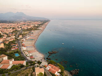 Panorama-Luftaufnahme von Meer und Küste der Riviera dei Cedri, Scalea, Kalabrien, Italien. - AAEF10169
