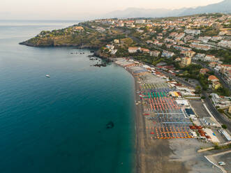 Panoramablick auf das Meer und die Küste der Riviera dei Cedri, Scalea, Kalabrien Italien. - AAEF10172