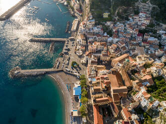 Luftaufnahme der Stadt Amalfi an der Amalfiküste, Kampanien, Italien. - AAEF10177