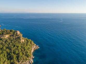 Luftaufnahme eines alten Turms auf den Felsen vor dem Meer an der Amalfiküste, Italien. - AAEF10179
