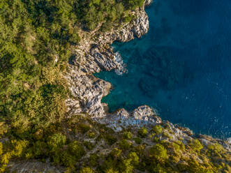 Luftaufnahme einer Ecke des Meeres in den Felsen der Amalfiküste in der Provinz Salerno, Kampanien, Italien. - AAEF10180