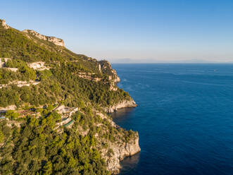 Luftaufnahme der Amalfiküste mit Steilküste, Italien. - AAEF10182