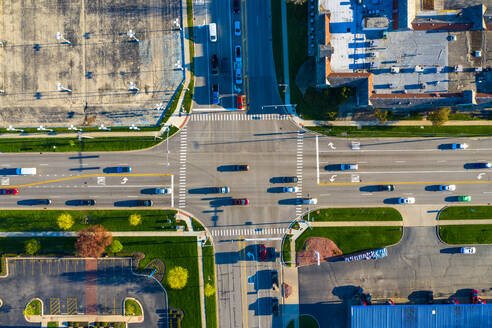 Luftaufnahme einer belebten Kreuzung mit Fahrzeugen in Chicago, Illinois, Vereinigte Staaten von Amerika. - AAEF10202