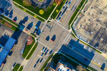Luftaufnahme einer belebten Kreuzung mit Fahrzeugen in Chicago, Illinois, Vereinigte Staaten von Amerika. - AAEF10203