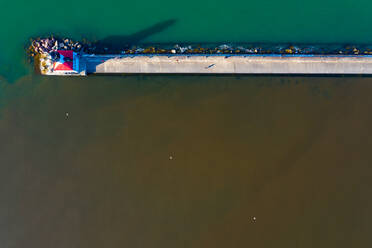 Luftaufnahme von Michigan City East Pierhead Lighthouse in Chicago mit Blick auf den Michigansee, Vereinigte Staaten von Amerika. - AAEF10221