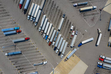 Luftaufnahme eines großen Parkplatzes mit Lastwagen in Wilmington bei Chicago, Illinois, Vereinigte Staaten von Amerika. - AAEF10247