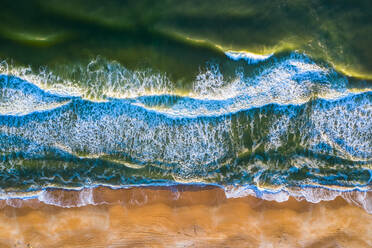 Luftaufnahme von knusprigen Wellen des Nordatlantiks, die sich am Sandstrand von Anastasia Island in Florida, Vereinigte Staaten von Amerika, brechen - AAEF10267