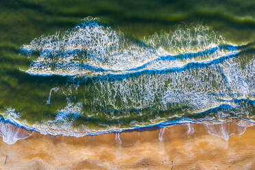 Luftaufnahme von knusprigen Wellen des Nordatlantiks, die sich am Sandstrand von Anastasia Island in Florida, Vereinigte Staaten von Amerika, brechen - AAEF10268