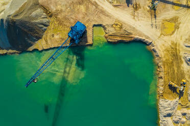 Luftaufnahme eines blauen Krans in einem Steinbruch in Blackberry Township in Illinois, Vereinigte Staaten von Amerika. - AAEF10277