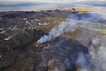 Luftaufnahme einer schönen Winterlandschaft in Island, Blick auf einen Vulkanausbruch auf einem Berg, Grindav√≠k, Südliche Halbinsel, Island. - AAEF10333