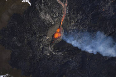 Luftaufnahme eines Vulkankraters auf einem Berggipfel, aus dem Krater rauchend, Blick auf das Magma im Inneren des Kraters, Grindav√≠k, Südliche Halbinsel, Island. - AAEF10334