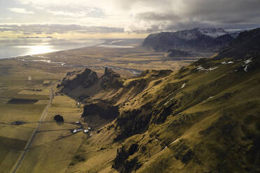 Luftaufnahme einer schönen Landschaft mit hohen Bergen und einem endlosen Tal entlang des Ozeans bei Sonnenuntergang, Rang√°ring eystra, Südisland. - AAEF10342