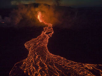 Luftaufnahme eines Flusses aus Magma und Lava, der nachts den Vulkan in Grindav√≠k, Südliche Halbinsel, Island, hinunterfließt. - AAEF10349