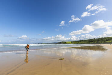 Männlicher Wanderer beim Fotografieren am Killalea Beach - FOF12129