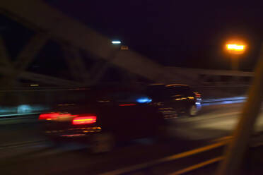 Unscharfe Bewegungen von Autos, die bei Nacht fahren - JTF01891